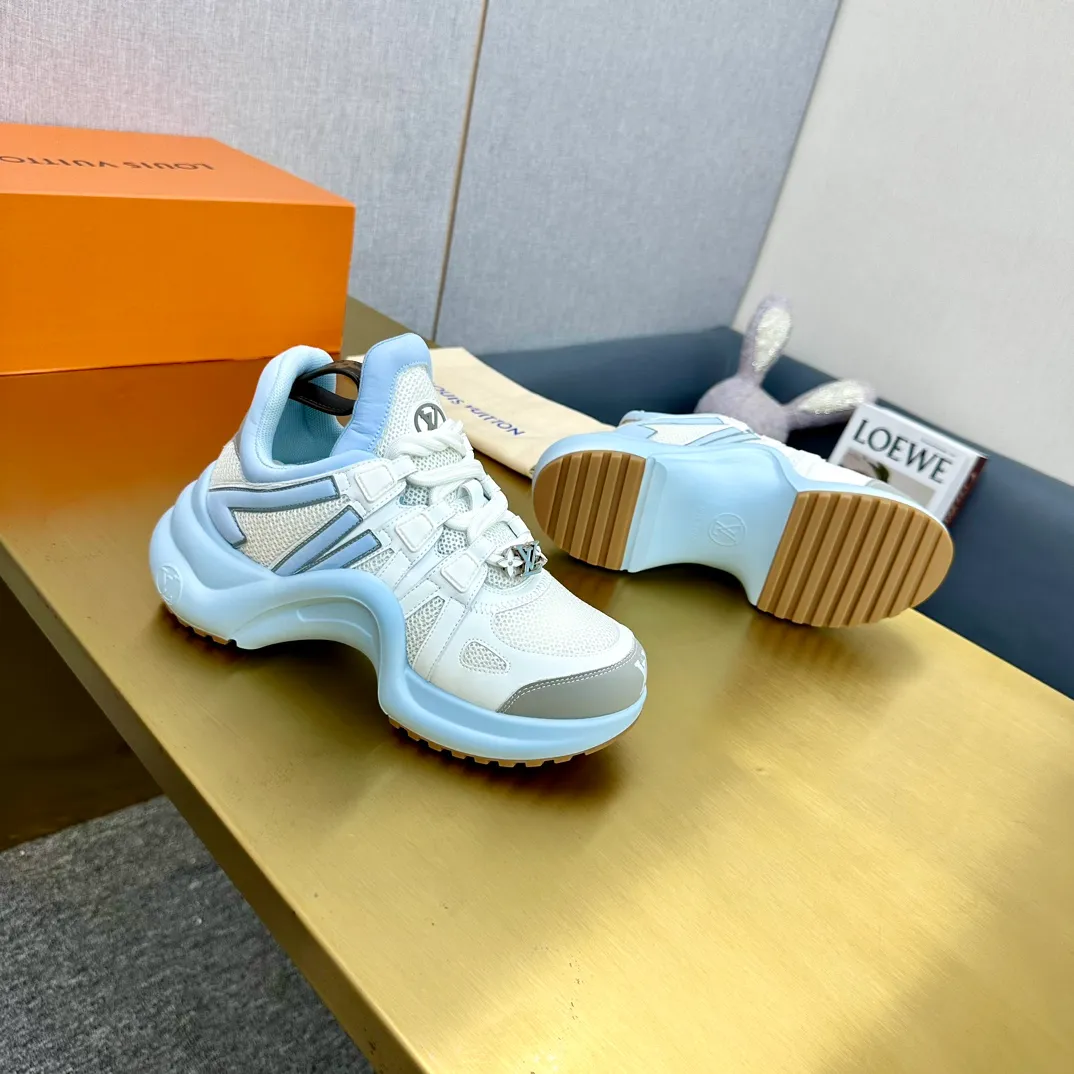 👟👟Ex-factory price 760👟👟LV donkey brand casual sports dad shoes. The bold and avant-garde design➕the distinctive wavy outsole is charming in the entire fashion circle. It is synonymous with new trends and trends. It is to be called the coolest casual sports shoe in history. Whoever wears it will become the most handsome person who turns heads. The height of the heel is about 5.5cm, and the heel is about 8mm.  🌸Imported fabrics🐂leather➕Imported🐐leather➕Imported T👟👟Ex-factory price U splicing 🌸Inner lining imported mesh fabric➕Cowhide lining Outsole vacuum foaming and T👟👟Ex-factory price U combination 🌸 Size women's size 35-41